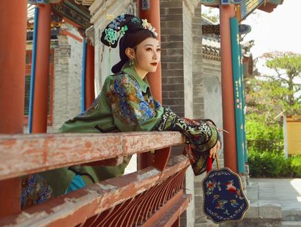 通过认识@米娅Mia 竟然在太原古县城拍出了如此大片,化妆师@小瓜子。 做的造型也太美了吧。最后一张我看了都想把自己打入冷宫😂长成这样式儿的应该能活到99集吧😂#古风 #古装 #汉服 @我要上热门 @抖音小助手 @DOU+小助手