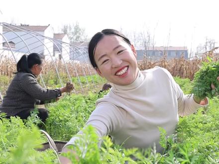 婆婆蒸了一盆胡萝卜叶,到底是我们不挑食还是婆婆做的好吃,爷爷说拿酒席上的菜来都不换