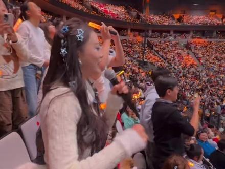 #张杰世界巡回演唱会 #仁寿 我们仁寿也是好起来了,思琦很幸运被杰哥抽中了,我也是很有成就感的,我改的妆造被杰哥看到了。四舍五入我被杰哥抽到了,哈哈哈哈哈……你们快来找我做发型,传递好运