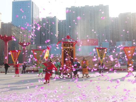 漫天花瓣中的中华战舞,只有潮汕人才懂这个瞬间有多浪漫 #普宁 #老爷保贺 #英歌舞