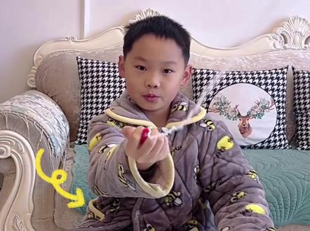 一支笔教你如何制作蜘蛛发射器,你们学会了吗?#一起玩手工吧 #暑假嗨玩计划 #发射器教程 #小孩的玩具