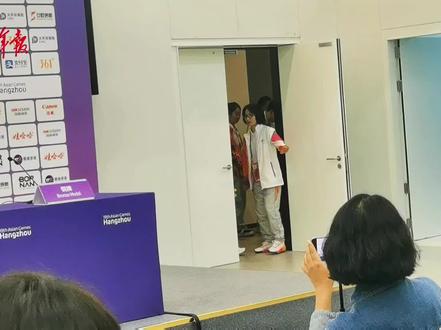#亚运会#全红婵
#我们的亚运# 【全红婵背着一摞小乌龟,谢谢粉丝,但不要乱抛东西】全红婵在9月30日与陈芋汐一起拿下本届亚运会女子10米台双人冠军后,宣布自己最喜欢又丑又可爱的小乌龟。于是,10月3日当她再次出场,在参加女子10米台个人比赛时,就不断地收到观众和粉丝赠送的小乌龟玩偶。到晚上领了金牌,参加新闻发布会时,全红婵身上已经背着一摞小乌龟了。她说,谢谢粉丝的礼物,但希望大家不要乱抛东西。(中青报·中青网记者慈鑫文并摄)