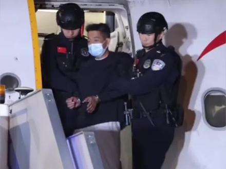 佘智江也害怕了,下飞机腿都软了 #佘智江