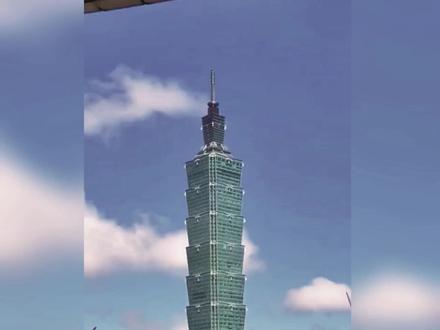 508米高空,无绳索、无防护,仅靠指尖扣住金属凹槽,亚历克斯·霍诺德身着红T恤,在台北101的垂直岩壁上稳步攀升#台北101 #极限挑战 #亚历克斯