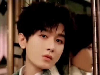 演员成毅拍戏时坠落后脑勺触地