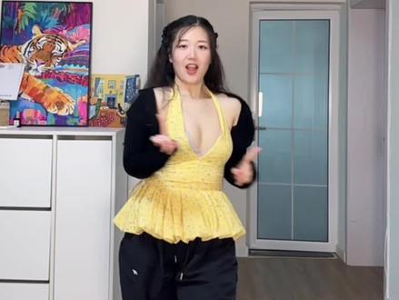 跳舞增加美感的一点点细节1️⃣隆里电丝怎么跳的更美!
#隆里电丝 #隆里电丝太上头了 #抖音潮流舞蹈大赛 #舞蹈教学