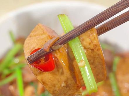 湘菜馆桌桌必点的芹菜炒香干 这样做真的太好吃了#攸县香干