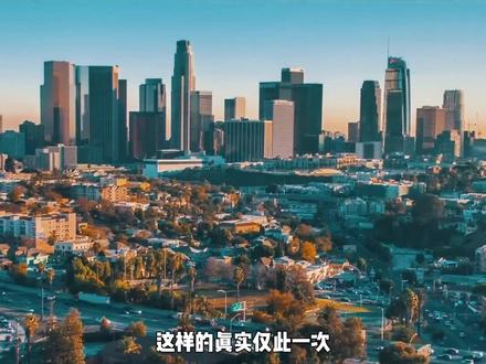 十二万亿年后我们会相遇吗? 根据庞加莱回归定律,在一个有限且封闭的孤立系统中,只要时间足够长,必然能回到无限接近初始的状态。这意味着,如果我们的宇宙是有限且封闭的,那么在历经极其漫长的时间之后,通过所有粒子的随机运动与组合,整个宇宙有可能偶然的回到一个与今天一模一样的状态。也就是说,如果庞加莱回归发生,那么此时此刻的你和我,你和他,我们的意识,我们所处的环境,我们曾经陪伴的人,曾经陪伴我们的人,都会精确的重现在眼前。那一刻,我们将再次相遇,再次经历完全相同的人生。#探索宇宙#庞加莱回归
