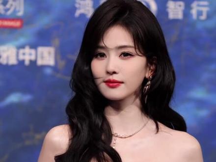 白鹿 vs 李一桐:面部重心的微小差距决定了谁更有贵气感。 #白鹿 #穿搭技巧 #微博之夜名场面 #变美思路 #视觉重心