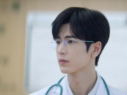 第3集 何苏叶主动加微信,默默寄药关心,两人暧昧升温。#张凌赫 #徐若晗 #爱你 #好剧推荐 #影视解说