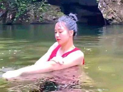 #记录户外生活 #创作者中心 #创作灵感
美女一人花费两天时间建造简易庇护所
纯享版解压助眠。