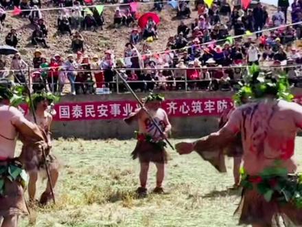 九乡彝族猎神节已有数百年的历史,是彝族人民隆重神圣的节日!每年农历二月初一到初三当地的彝族群众举行祭猎措神、祭密枝和送火神仪式,祈祷天神保佑来过年风调雨顺、五谷丰登、平安吉祥
#民族特色民族文化
#旅行大玩家
#云南人的快乐