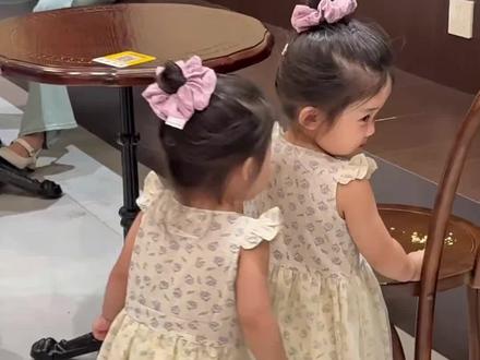 双胞胎成年时才被父母公布谁是姐姐#双胞胎#姐妹