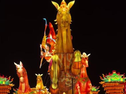 灯会时间正月初一至初七,正月十三至十五门票免费,我在西边停车场没收费,还有说2元一小时#鹊华中新园 #鹊华文化生态园#新春花灯会 #济南看花灯好去处 #我为家乡代言