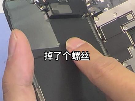 12pm不充电,可以先拿牙签掏一下尾插看有没有衣服碎屑堵在里面。然后试试无线充排除不是主板问题,而是外配问题。更换尾插排线解决问题。#12pm不充电 #尾插更换 #手机数码