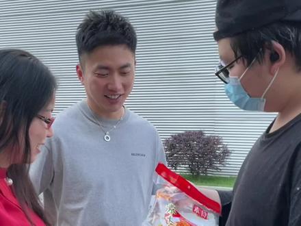 小胖从去年到今年进步非常大,很高兴他愿意学习与进步,在这个过程中也离不开公司管理员的帮助与引导。有粉丝还记得这位小朋友吗?