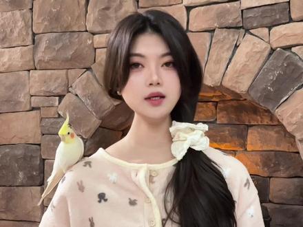 鹦鹉的肢体语言解读(第二期)-羽毛健康🪶 这期是很多养鸟新手会在鸟鸟群和私信我的四个羽毛🪶问题,也是每个养鸟人经历过的困惑,希望能帮到大家~
1️⃣正常理毛vs啄羽症?
2️⃣蓬毛vs炸毛?
3️⃣自然换羽vs喙羽症(PBFD)?
4️⃣小鸟忽胖忽瘦?
(本视频仅为养鸟科普,不含任何医疗建议,审核员请勿误判!)
#养鹦鹉日记 #科普 #鹦鹉 #新手养鹦鹉 #鸟鸟教