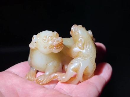 太狮少狮为中国雕刻中常见的吉祥题材,在中国传统文化中,太师是从西周开始就有的官称,少师是春秋时期楚国设立的职位,后历代沿袭。人们借用谐音,用一大一小两只狮子组成太师少师图,“狮”与“师”同音,把大狮寓意太师,小狮寓意少师,意为“太师少师”,寓意文韬武略,飞黄腾达,官运亨通,高官显贵,代代相传,世代享有高官之位。#古玉 #古玉学习 #博物馆 #中华传统文化#收藏爱好者