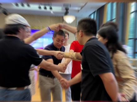 团建游戏——解手链 游戏规则:将小伙伴分成小组,站成一个圈,右手拉对面人的手,左手拉住不相邻的人的手,用手臂编织成一个交织的网,通过团队合作,在不松手的情况下,将网解开成一个圆。即算挑战成功。
#工作娱乐两不误 #办公室游戏 #公司团建
