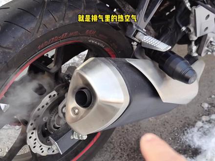 摩托车排气冒黑水,冒烟,冬天其实很常见,是正常现象,不是漏机油,新手不用怕#排气 #摩托车排气