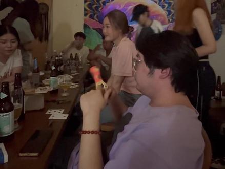 交友派对圆满结束啦!大家都玩的好嗨啊!一个人来的两个人来的最后大家都一起玩哈哈哈!好开心!还有美丽小姐姐弹吉他一起大合唱!期待下一个周六的活动吧!!😆😆!#小酒馆 #精酿啤酒 #夜生活开始了 #氛围感 #南部县