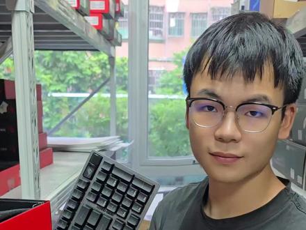 #ROG 兄弟们,今天这款ROG游侠2 RX 98 PBT,专门给主打FPS游戏的玩家准备的!
它和普通游侠2最大区别,就是用了ROG自研RX光学光轴,光学触发没有触点损耗,按键稳不晃,开枪走位响应更快,玩竞技游戏优势特别大。
98键紧凑布局,带数字小键盘,办公游戏都能用;PBT磨砂键帽,再也不用担心手汗打油;
三模超低延迟无线,续航拉满,还有双层吸音棉,大键出厂预润,手感杂音控制得很好,IP57防水防尘日常随便造。
想要一把专业电竞向的ROG无线键盘,直接选这款RX光轴PBT版本就对了。