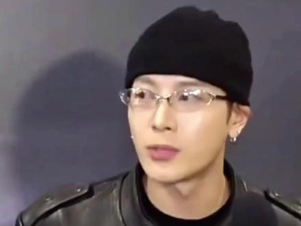 #王嘉尔 35岁前一定要恋爱,对方是个人就行,但不是个个都是个人来的。王嘉尔的择偶观太清醒了,生几个也全凭女生决定。#行走荷尔蒙 #娱乐圈