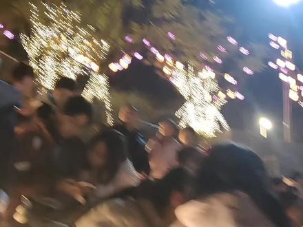 四海宾朋,八方来客,人山人海,2026中国四川成都大型灯光秀,震撼的无人机表演马上登场……#现场直击 #人潮拥挤 #一起看烟花