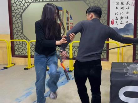 @🍃逍遥龙 谁说的抱着他不会挨打#美团团购 #沙雕迷惑行为