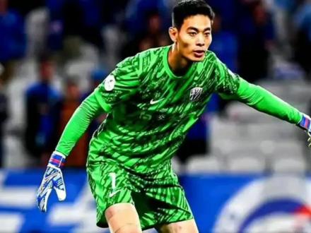 上海申花0-2不敌町田泽维亚,亚冠精英赛提前一轮出局!说一说薛庆浩,薛庆浩一个无干扰摘高空球脱手,让大家感到无力#实况足球手游 #易球成名计划 #实况足球online #上海申花 #薛庆浩