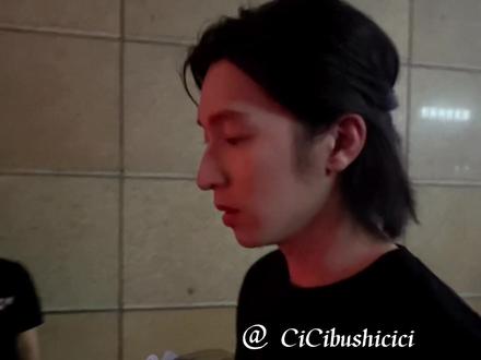 感谢哥拿着我送你的玫瑰花🌹
对我说:钟意你
哥从来都是大胆表达对粉丝的喜爱
@孙阳_Sunnysun
#孙阳 #孤注一掷孙阳 #阿才 #双向奔赴才有意义 #晚风很温柔