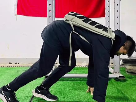 其次是基础的一些力量训练也非常重要 例如深蹲 硬拉 臀冲 等等! 要想最大幅度的提升自身的爆发力 还是需要规划好周期 安排好训练重量 组数 次数 速度尤为重要#爆发力 #短跑 #体育生