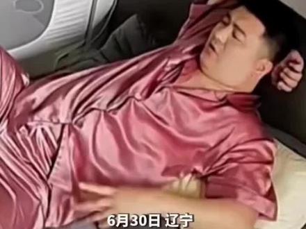 谁能拒绝得了可爱宝宝的抱抱呢?