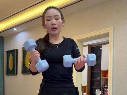 姐妹们这款女士专用的哑铃,它可以让我们在家就能轻松锻炼身体,帮助我们塑型。而且它非常的小巧玲珑,便于收纳,无论是在家用还是带去健身房都很合适!@阿云嘎(食光宠爱) #女士专用 #锻炼身体 #健身打卡 #哑铃健身