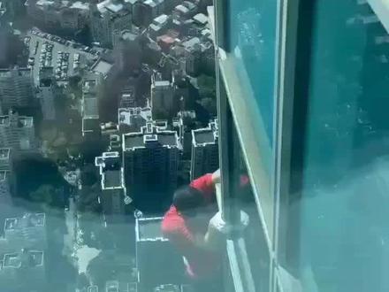 1月25日,美國攀岩大神艾利克斯霍諾德,无防护装备,完成徒手攀岩台北101挑战,91分钟迅速攻顶。#震撼