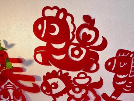 不会画画也能剪出好看的马年窗花,还锻炼孩子手部精细动作#新年手工#手工diy #剪窗花 #亲子手工