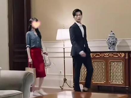 当普通人模仿《微微一笑很倾城》贝微微穿搭,大家觉得适合我吗?#微微一笑很倾城#贝微微#贝微微穿搭#牛仔衬衫#酒红半身裙