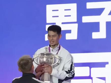 深圳等到了!2026羽坛知名赛事林丹杯年度首站正式落户深圳!就定在5月28号-31号在深圳宝安体育馆开赛!本次赛事设四个组别,更有包括十多个国家720名球员参赛!国内球员侧由林丹杯四冠王赵俊鹏以及前国羽球员顾俊峰,周泽奇,刘亮等一众世界排名前列高手领衔!赛事总奖金也再次升级,达到60万元!持续四天的羽坛巅峰战,每一场都不容错过!想去现场看比赛的朋友们,左下角定位买票!#林丹杯#林丹杯羽毛球公开赛 #羽毛球#比赛现场