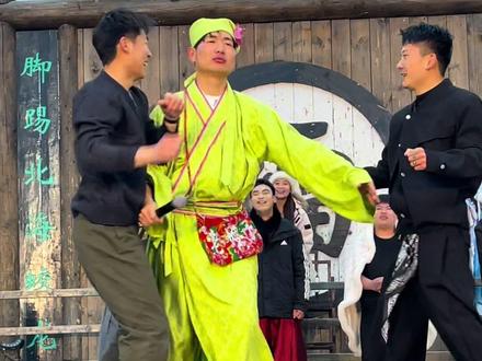 火火和帅哥斗舞,台下游客的话直接给气氛烘托起来了!#万岁山武侠城 #万岁山老嫂子 #老嫂子欢乐大舞台 #来万岁山武侠城看斗舞了 #万岁山斗舞还是太有节目了