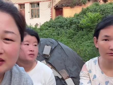 让大嫂看看娜娜怀没怀孕,大嫂摸了摸娜娜的肚子,大嫂骨子里真的是一个特别好的人,给她工钱也不要#大嫂#贵州