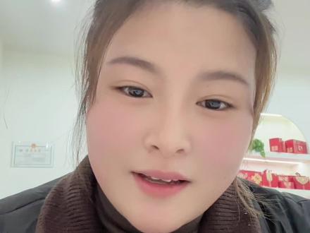 听说演艺界人都在找三老板,我就是,有意见直接找我,我来给你解答,不要背地讲我!
粉丝给你要舞台大小,节目单,合同这是最基本的!咱们要理解,他要就是说明他要定啊!各行业都在往专业上发展,唯独吹响的,滥竽充数的人越来越多!吹响的接不到活,不吹响的活越来越多,累的都是艺人,挣钱的都是老空,老空只管挣钱,不管质量,名声坏的都是演员的名声!人家老空干不好能改行,咱们手艺人往哪改?价格越来越高,演出越来越差,现在东家宁愿花十几万做婚礼婚庆都不愿意请唢呐,因为啥?就是因为人家一场大喜给人家干的啥也不是,所以现在人结婚用婚庆都不用唢呐!活也越来越少!舞台大小是为了区分高中低档次,节目单是为了让顾客知道人家钱花哪了,合同是为了彼此约束,演出结束也能避免东家扣钱!我说的都是大实话,你们细品,我说的到底有没有毛病!到底是你们懒,不愿意沟通,还是顾客事多!你们品!#红白喜事 #农村唢呐队 #舞台演艺 #婚庆策划 #实体店老板娘