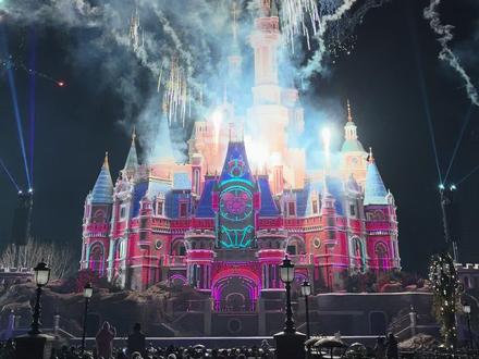 陪伴五年的《奇梦之光幻影秀》即将谢幕! 记录珍藏上海迪士尼第二代常规大版本烟花秀,回忆第一代的《点亮奇梦:夜光幻影秀》,准备迎来3月20日的十周年第三代全新版表演!#上海迪士尼 #迪士尼 #永远相信童话 #世界上最快乐的地方 #烟花秀