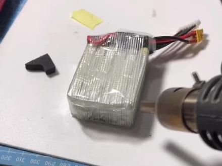 格普高能都有1100mah6s电池,但是太贵了。我自己动手做一块,花费成本70块钱,花费时间30分钟,电池总重量130G,改天试飞以后反馈使用情况