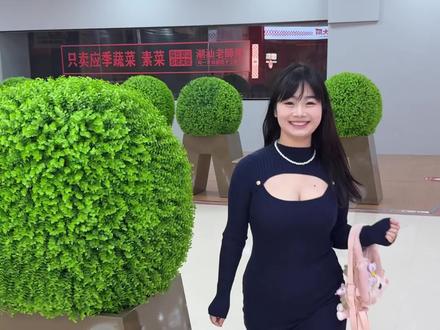 当网红穿搭走进现实生活第33期(路人真实视角) 姐妹们帮我看看,这套粉丝投稿的性感镂空连衣裙我踩雷了吗?#当网红穿搭回归现实生活 #氛围感穿搭走进现实生活 #性感穿搭 #微胖穿搭 #针织连衣裙