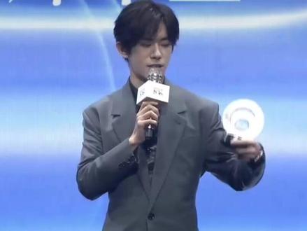 易烊千玺芭莎台下坐韩红李宇春中间,发言时紧张逗笑自己,被拽到前排跳舞撒娇局促 #易烊千玺 #时尚芭莎年度派对