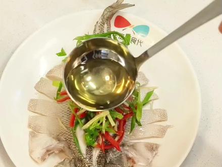 年夜饭之#清蒸鲈鱼 的详细教程来了,喜欢的列入年夜饭菜谱吧#清蒸鲈鱼做法 #家常菜#年夜饭