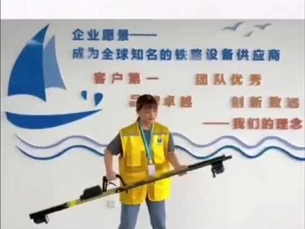 联杰小姐姐演示推行道尺过轨缝👍👍#铁路工务量具 #推行道尺#铁路小姐姐