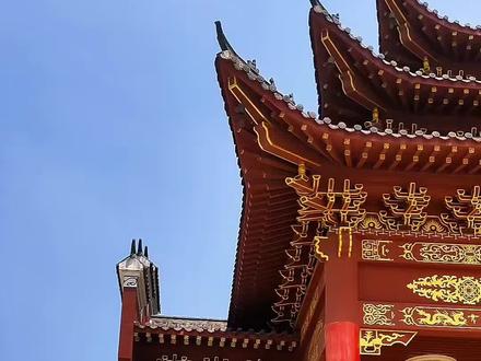 枞阳县周潭镇田埠村王氏宗祠,是王氏家族的重要历史文化遗产,具有深厚的文化意义和历史价值。以下是关于王氏宗祠的详细介绍:近年来,为了更好地保留姓氏宗谱,王氏家族在 枞阳县 周潭镇田埠村进行了宗谱的修订工作。这次修订工作通过老人们的记忆和不完全的老谱,走访了王氏家族的后代,收集了大量的信息和资料,最终筹集到120万元用于修谱工作1。这次修谱工作不仅是对家族历史的记录,更是对家族团结和文化的传承。王氏宗祠的具体建筑特色和历史沿革信息目前尚未详细提及。不过,可以推测其建筑风格可能体现了中国传统祠堂的典型特征,如庄重、古朴的建筑风格,以及丰富的历史和文化内涵。宗祠的修建和维护工作可能经历了多次修缮和扩建,以确保其长期保存和完好。