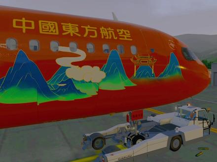 抱轮式牵引车,是如何固定飞机前轮,进行牵引的?总算看明白了!#飞机牵引车 #flightsxc #飞机 #东方航空