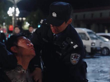 胡歌杨紫新剧《生命树》:随着案件深入所有的条件都指向了吴江 同时在他车上发现的那一把手枪 则是直接将所有矛头对准吴江#生命树 #生命树看完走不出来